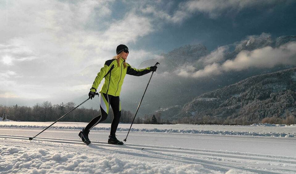 Langlaufen Lienzer Talboden Eine Langläuferin in grün-schwarzem Outfit genießt die perfekten Bedingungen der Langlaufloipe im Lienzer Talboden.