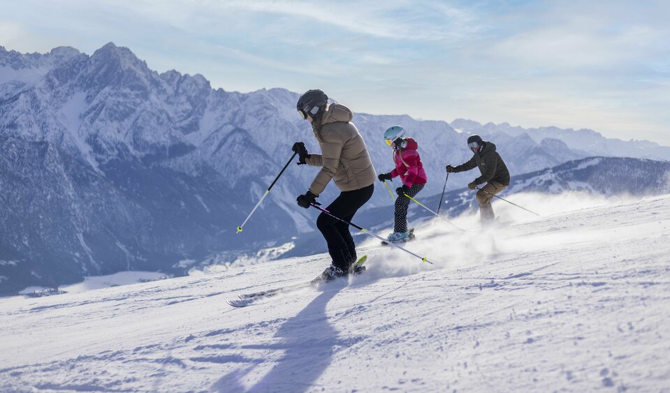 Familie beim Skifahren im Skigebiet Zettersfeld Lienz