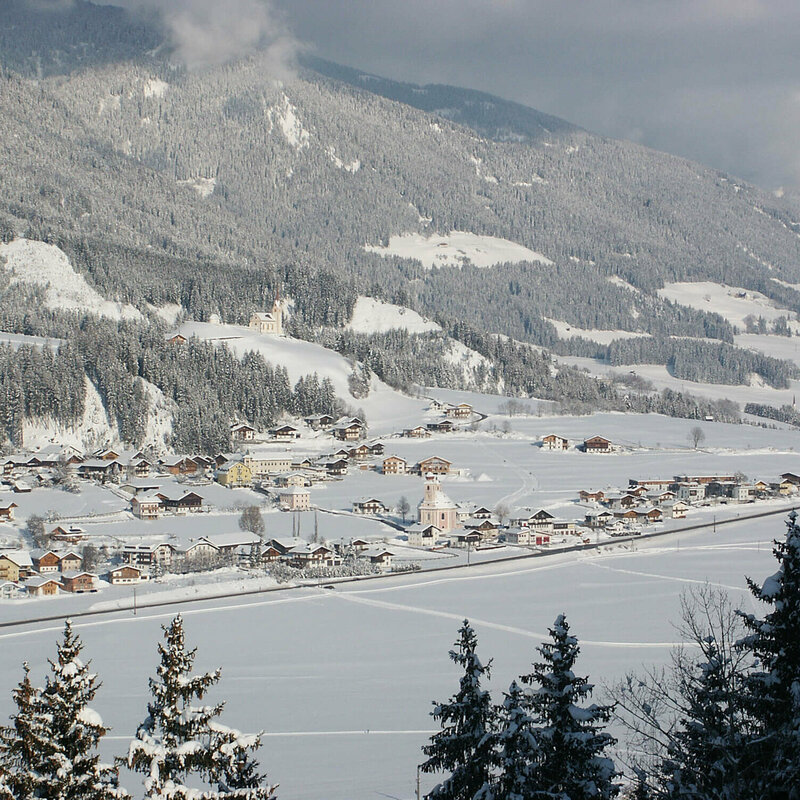 Ortsansicht Srassen Aufnahme des Ortes Strassen von oben in winterlicher Umgebung und frisch verschneite Wäldern.
