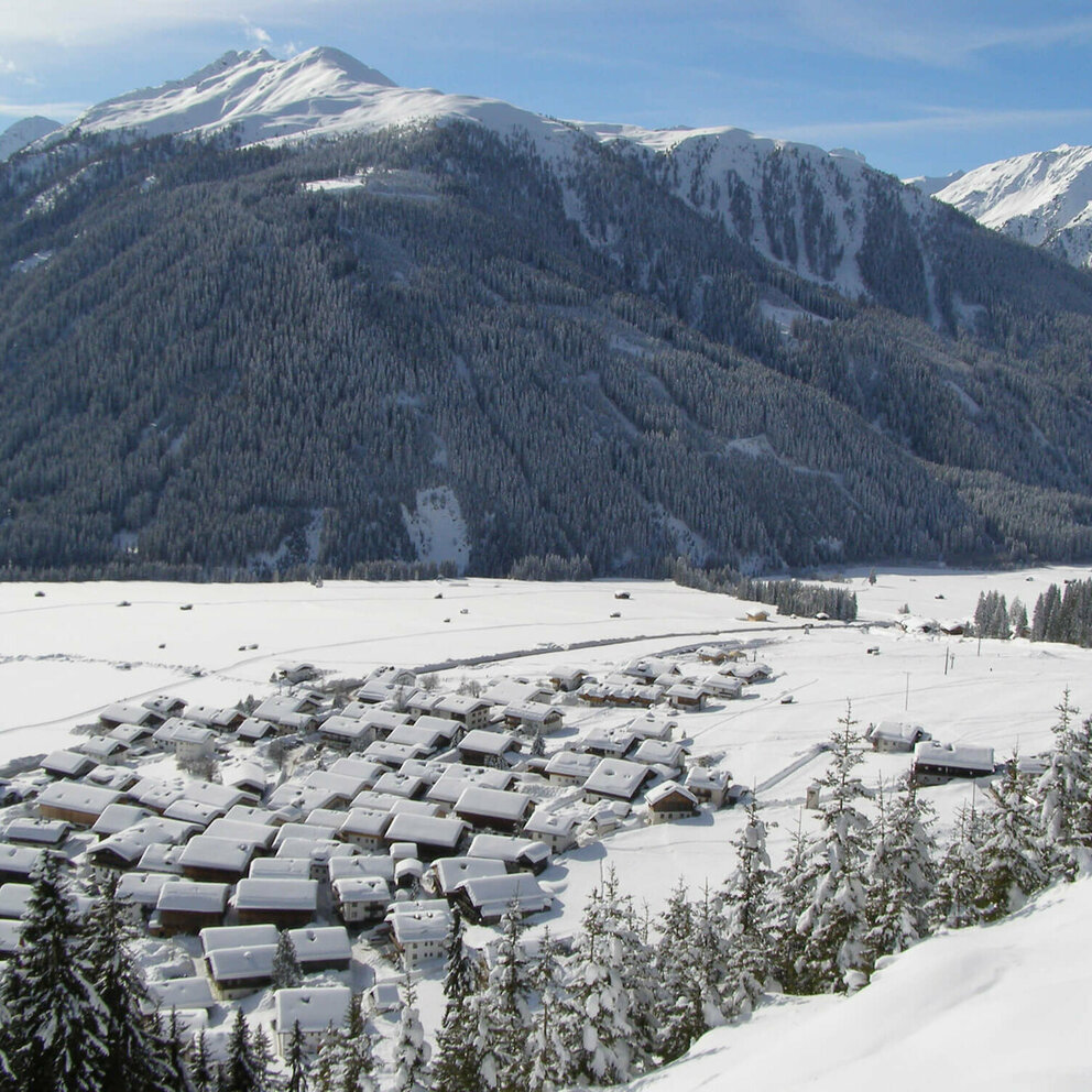 Obertilliach Verschneite Dorfansicht von Obertilliach aus der Luft mit Blick auf den schneebedeckten Hohen Bösring.