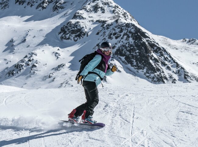 St. Jakob Snowboard Ein Snowboarder auf einer Abfahrt im Skizentrum St. Jakob i. D..