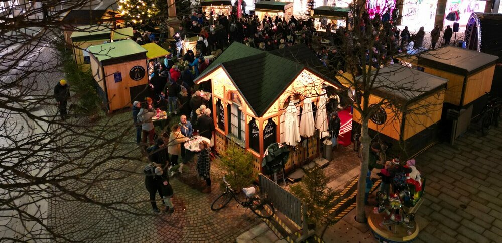 Dreikönigsmarkt Winter Abendstimmung am Dreikönigsmarkt 2024 am Johannesplatz in Lienz