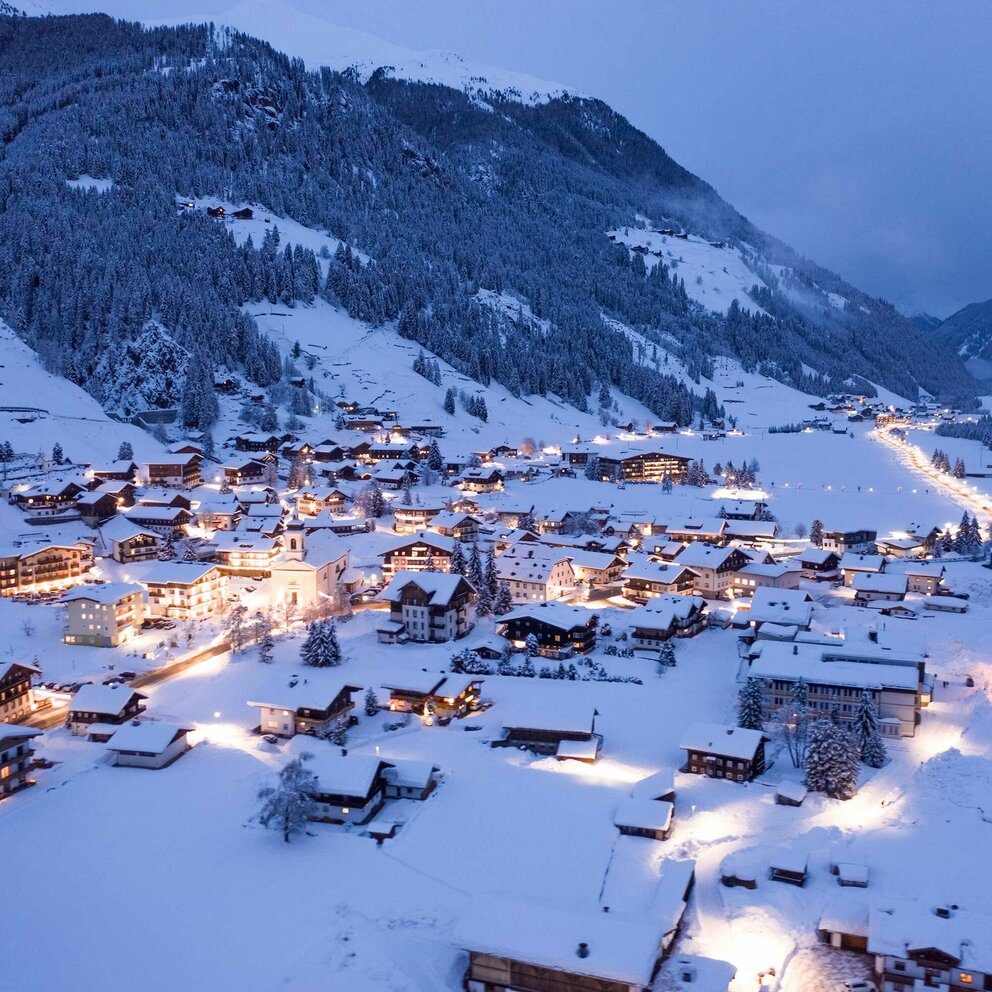St. Jakob im Defereggental im Winter Blick auf das winterliche, beleuchtete St. Jakob im Defereggental am Abend.