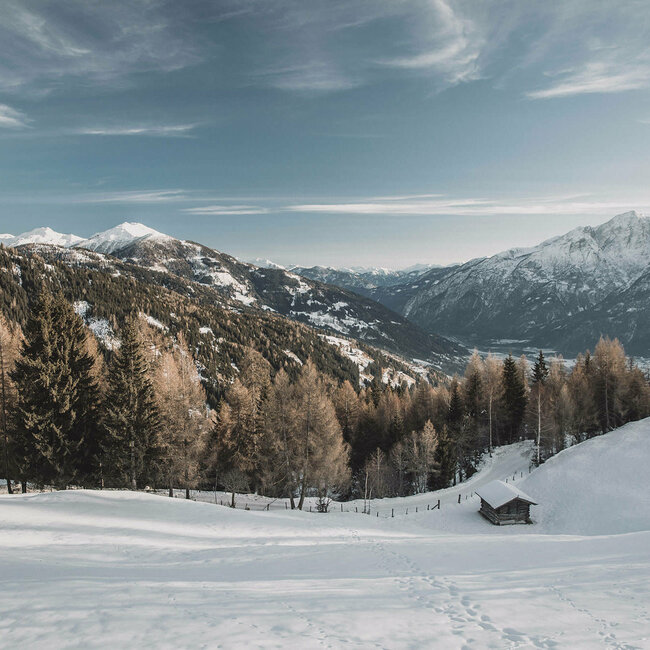 Aussicht Lienzer Talboden Spuren im Schnee an einem Berg mit Aussicht auf den verschneiten Lienzer Talboden.