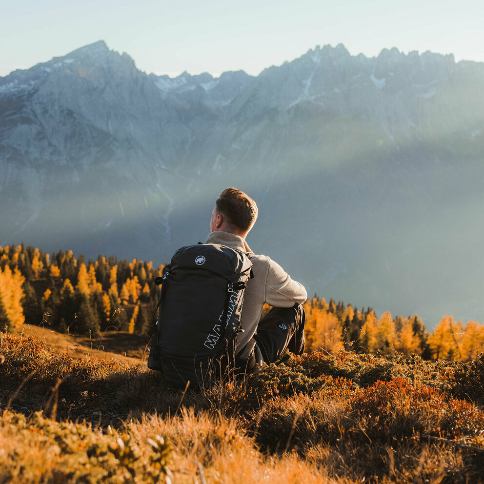 Ederplan Aussicht Wanderer genießt am Ederplan die Aussicht in die umliegende Berglandschaft im goldenen Herbst.