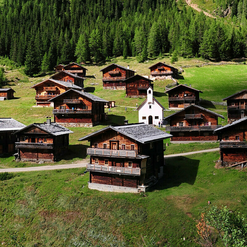 Oberstalleralm Das Almhüttendorf "Oberstaller Almen" in Innervillgraten im sommerlichen Gebirge mit kleiner Kapelle im Zentrum.