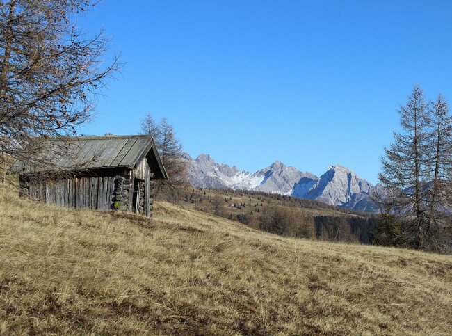 Spätherbststimmung am Steinrastl mit Blick zu den Kircher Almen und den Lienzer Dolomiten