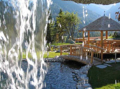 Haus des Wassers Der Pavillon und der Teich beim Haus des Wassers in St. Jakob i. D.. Das Bild wurde hinter dem kleinen Wasserfall gemacht, da man diesen am Bildrand wie einen Vorhang erkennen kann.