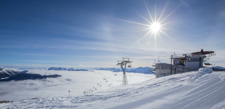 Skigebiet Sillian Liftstation bei strahlenden Sonnenschein im Skigebiet Sillian