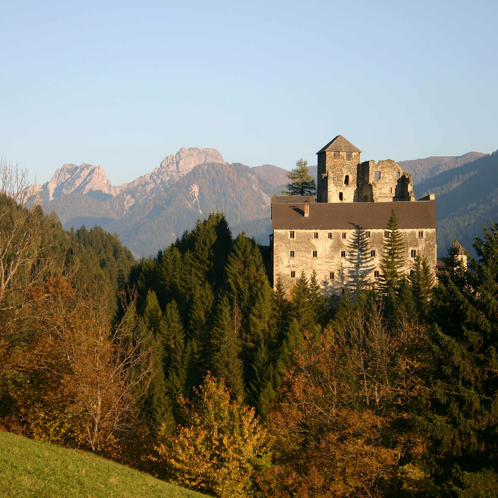 Burg Heinfels Die Burg Heinfels thront auf ihrer Erhebung an einem herrlichen Sommertag.