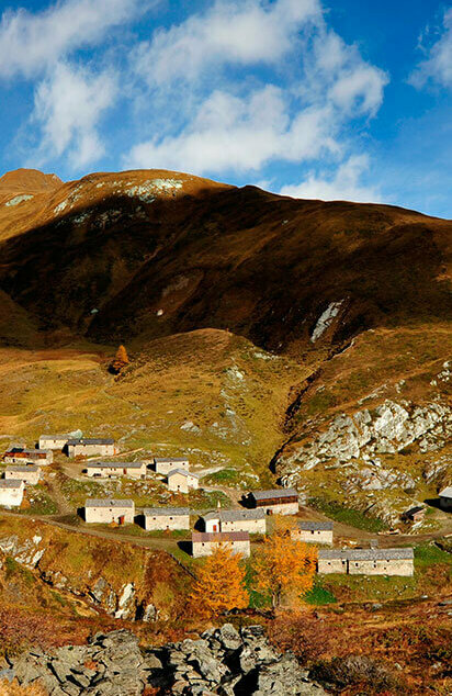 Jagdhausalmen Osttirol Mehrere alte Gebäuder der Jagdhausalmen stehen sanft eingebettet in herbstlicher Osttiroler Landschaft.