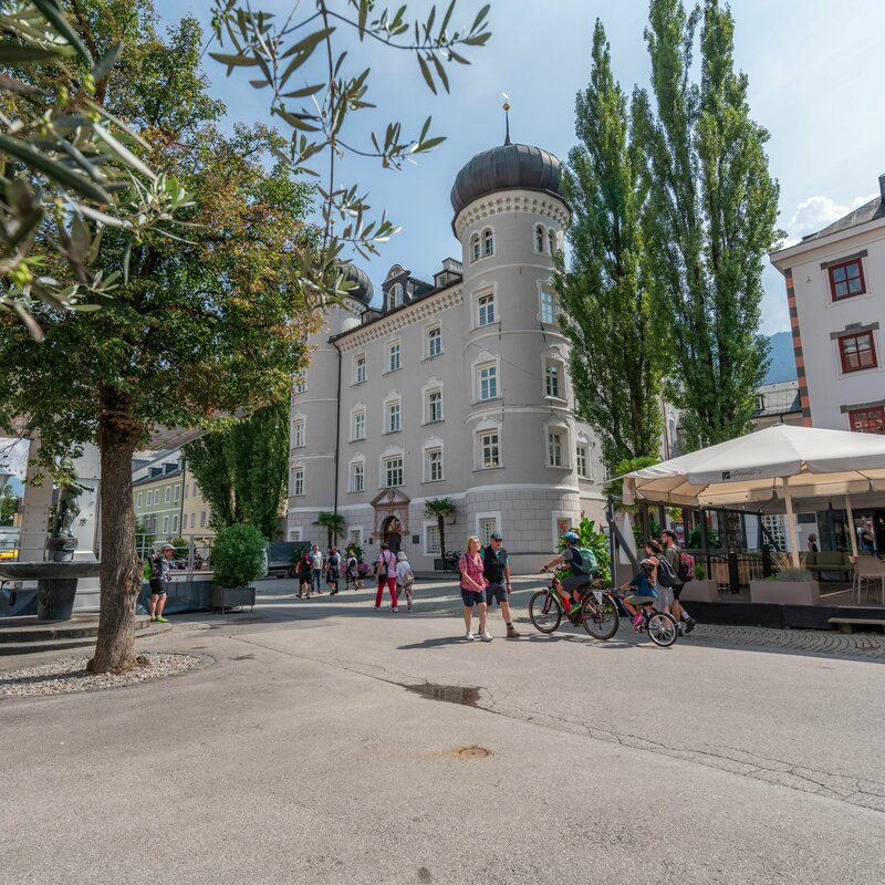 Der Lienzer Hauptplatz mit Liebburg an einem sonnigen Sommertag. Am linken Rand ist eine Bühne aufgebaut.