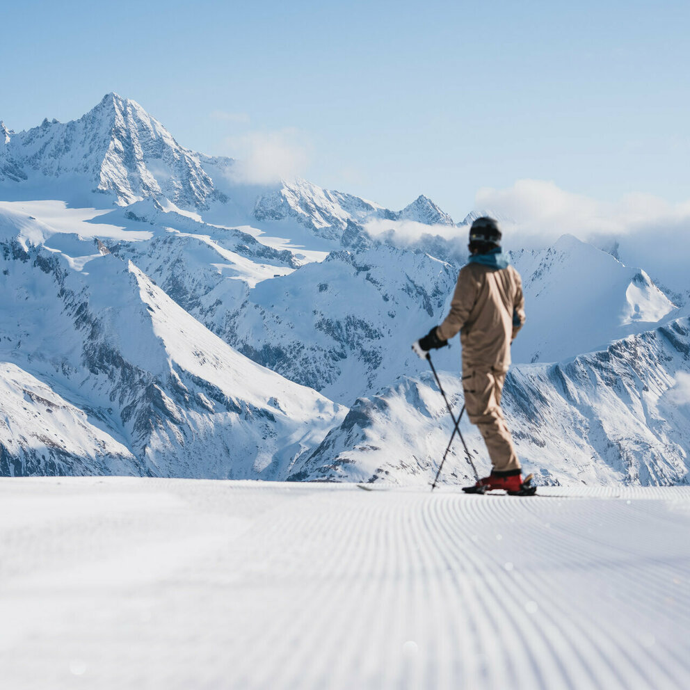 Skifahrer mit Großglockner im Hintergrund Skifahrer blickt auf Großglockner