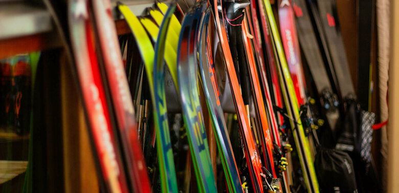 Skiverleih mehrere verschiedene Ski stehen nebeneinander