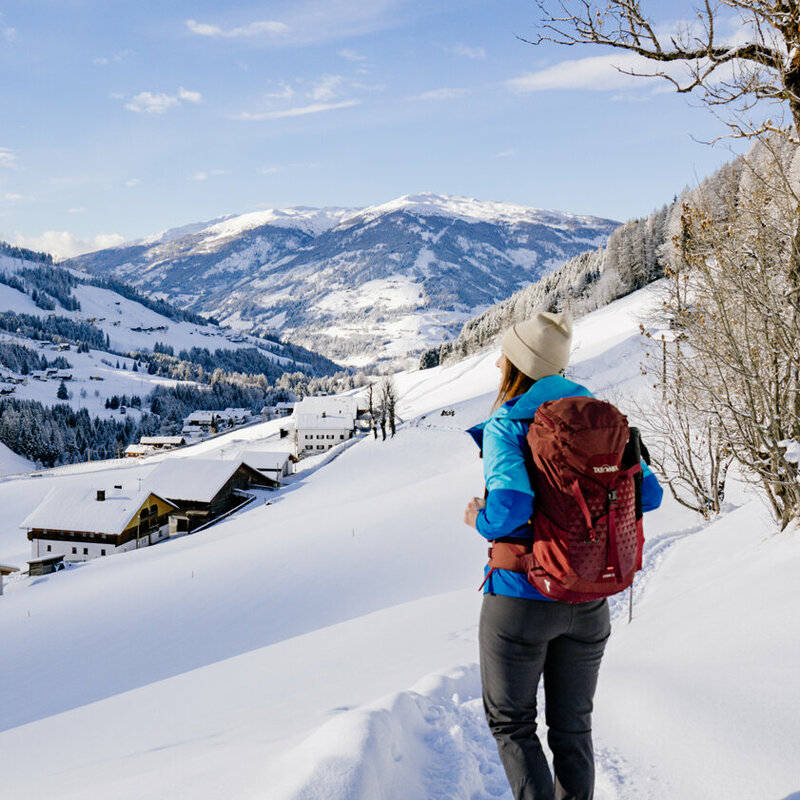Frau beim Winterwandern am Wiesenweg in Kartitsch