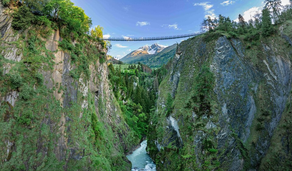 Hängebrücke über die Iselschlucht Nervenkitzel bei der Hängebrücke über die Iselschlucht