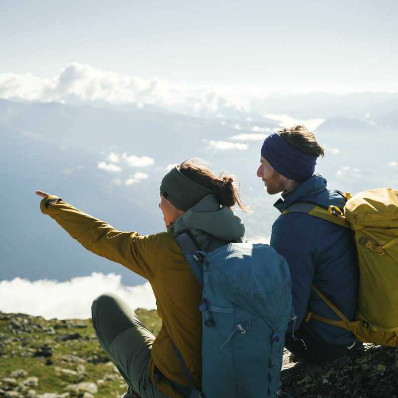 Aussicht am Bösen Weibele Ein Paar mit Rucksäcken genießt die Aussicht am Bösen Weibele. Die Frau zeigt dem Mann etwas in der Ferne.