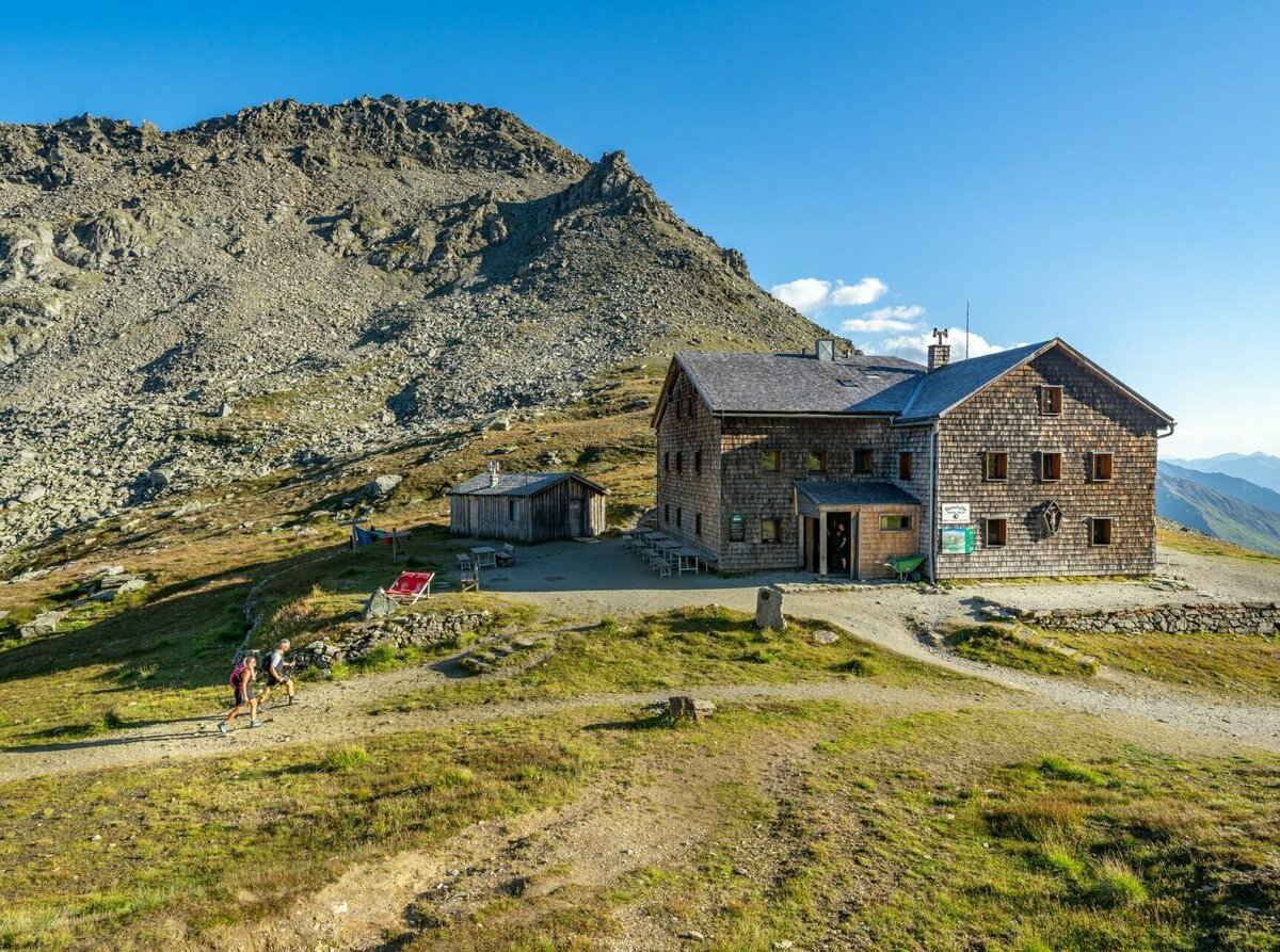 Glorerhütte Etappe 4 der Glocknerkrone: Glorer Hütte am Bergpfad in Osttirol bei Kals am Großglockner – beliebte Station beim Weitwandern.