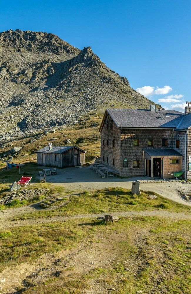 Glorerhütte Etappe 4 der Glocknerkrone: Glorer Hütte am Bergpfad in Osttirol bei Kals am Großglockner – beliebte Station beim Weitwandern.