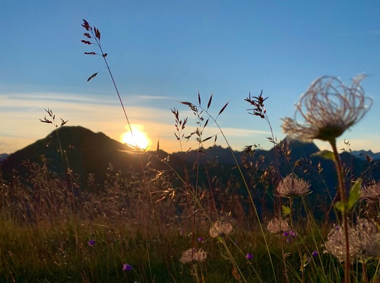 Aussicht Speikboden Die Sonne geht hinter den Bergen, die vom Speikboden aus zu sehen sind, langsam auf.