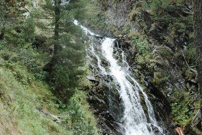 Wasserfall in Oberhaus Ein Blick auf den Wasserfall in Oberhaus in St. Jakob i. D.. Das kühle Nass schlängelt sich kunstvoll durch den größten geschlossenen Zirbenwald der Ostalpen.