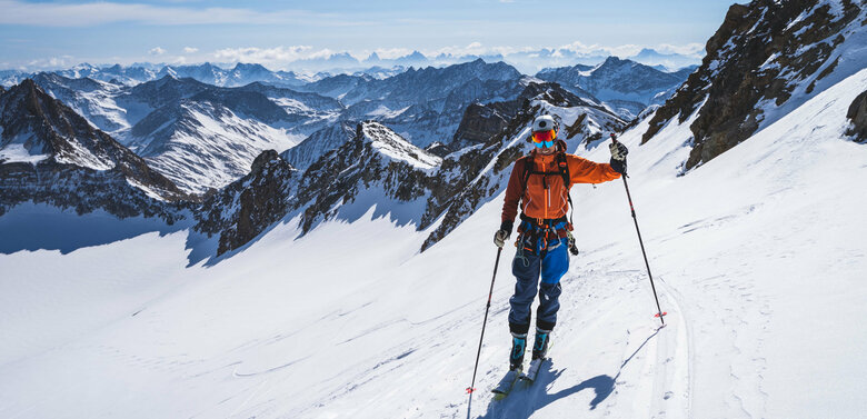 Kleine südliche Malhamkees- Dolomiten im Hintergrund Skitourengeher mit orangener Jacke und Blick auf die kleine südliche Malhamkees mit den Dolomiten im Hintergrund.
