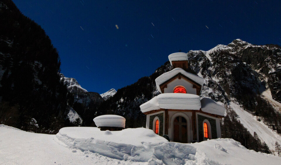 Hubertuskapelle Ströden in der Dämmerung Die schneebedeckte, beleuchtete Hubertuskapelle in Ströden in der Dämmerung.