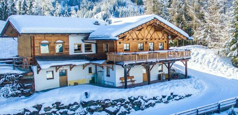 Rodeln Wuerfelehuette Die schöne Wuerfelehuette ist dick mit Schnee bedeckt. Direkt davor verläuft der Rodelweg.