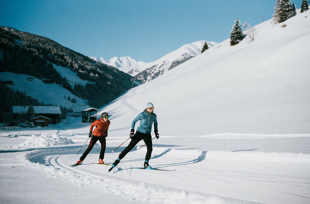 Ob Skating oder Klassisch: Auf Osttirols Loipen ist für jede:n etwas dabei. Zwei Langläufer:innen bei perfekten Loipen- und Wetterbedingungen in Innervillgraten.