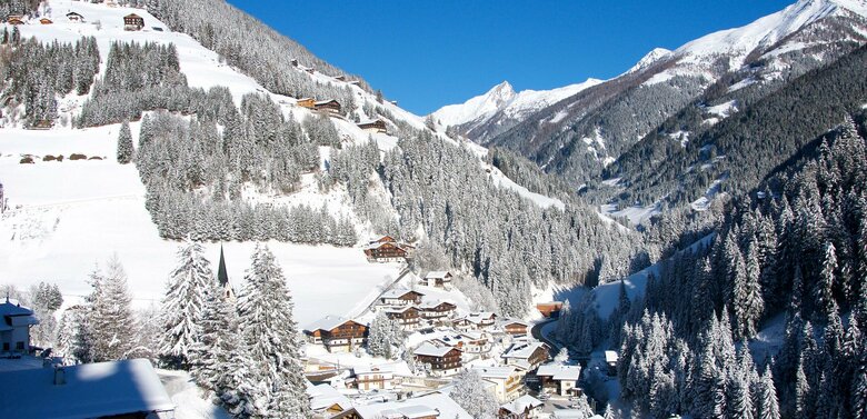 Außervillgraten im tiefen Winter mit frisch verschneiten Wäldern.