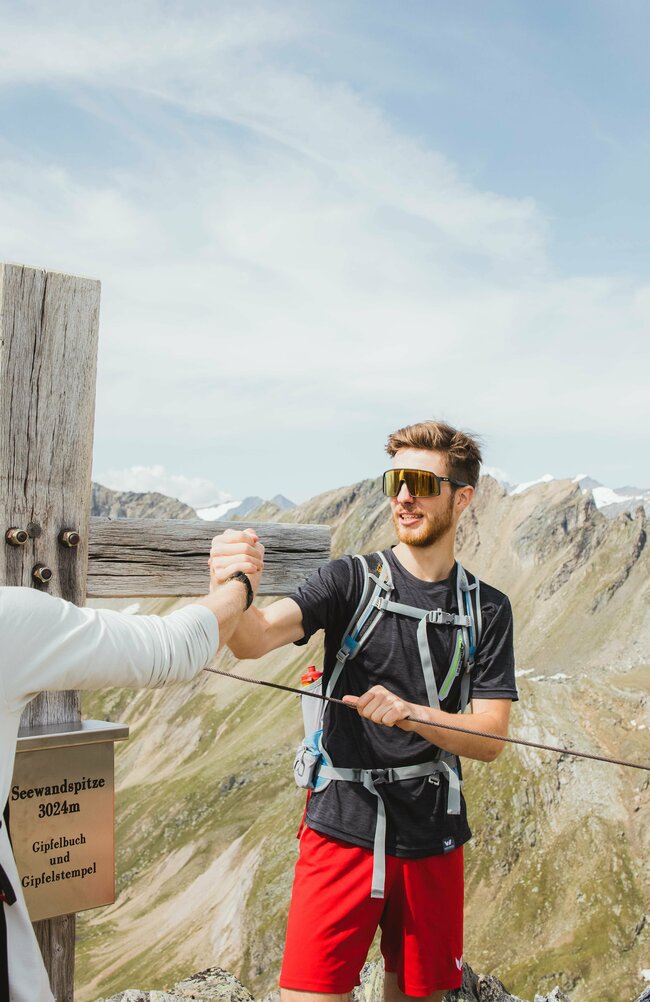 Gipfel Seewandspitze Zwei Wanderer beim Gipfelsieg - Gipfel Seewandspitze Prägraten am Großvenediger