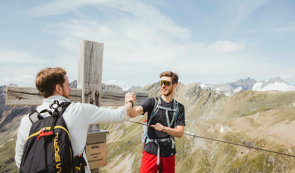 Gipfel Seewandspitze Zwei Wanderer beim Gipfelsieg - Gipfel Seewandspitze Prägraten am Großvenediger