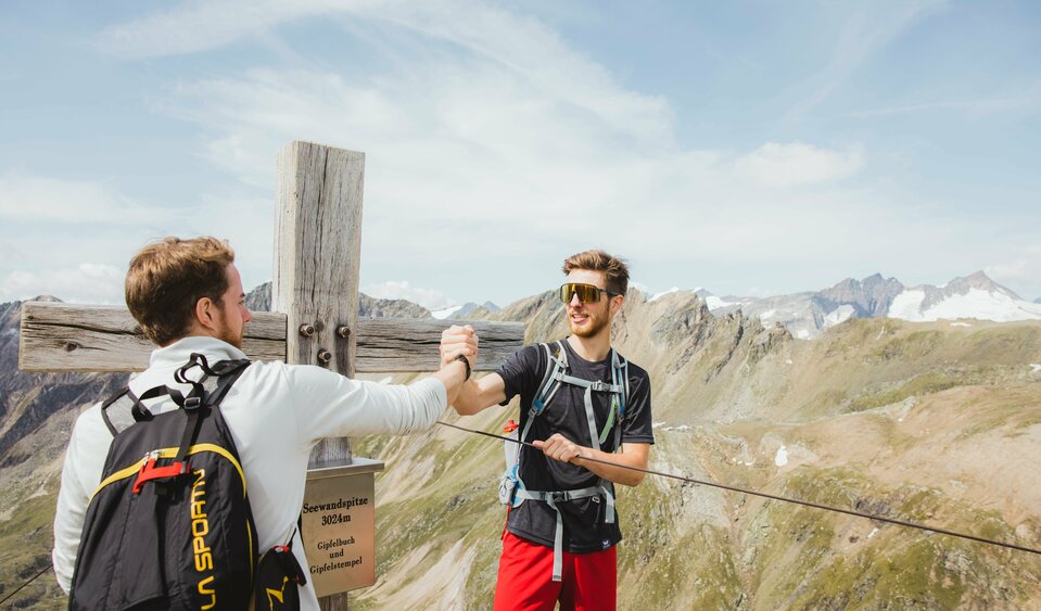 Gipfel Seewandspitze Zwei Wanderer beim Gipfelsieg - Gipfel Seewandspitze Prägraten am Großvenediger