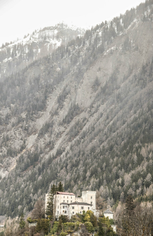 Schloss Weissenstein Blick auf das Schloss Weissenstein mit einer steilen Bergwand im Hintergrund.