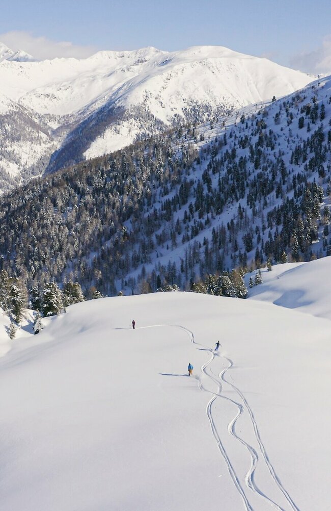 Skitour Abfahrt in Villgraten Skitourengeher:innen bei der Abfahrt in Villgraten