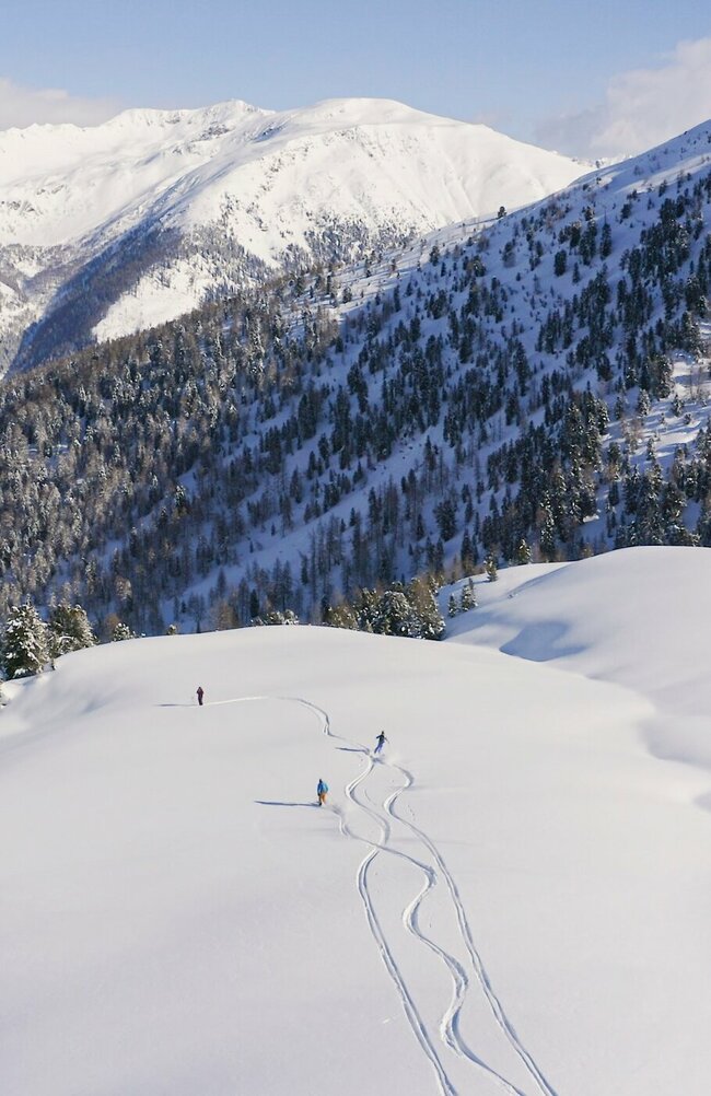 Skitour Abfahrt in Villgraten Skitourengeher:innen bei der Abfahrt in Villgraten