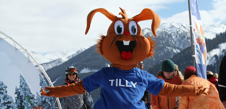 Familienskigebiet Golzentipp Obertilliach Hasen-Maskottchen "Tilly" im Familienskigebiet Golzentipp Obertilliach