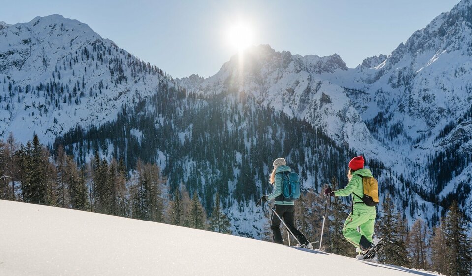 Schneeschuhwandern Zwei Schneeschuhwandererinnen bei strahlendem Sonnenschein in den Lienzer Dolomiten.