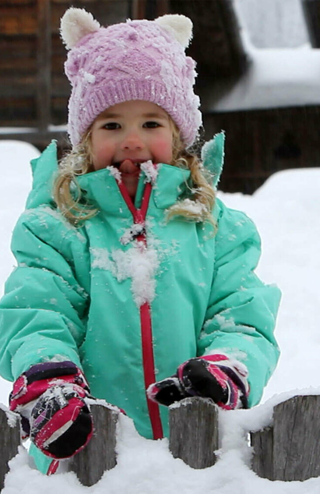 Spielplatz Schnee Kind spielt im tiefen Schnee