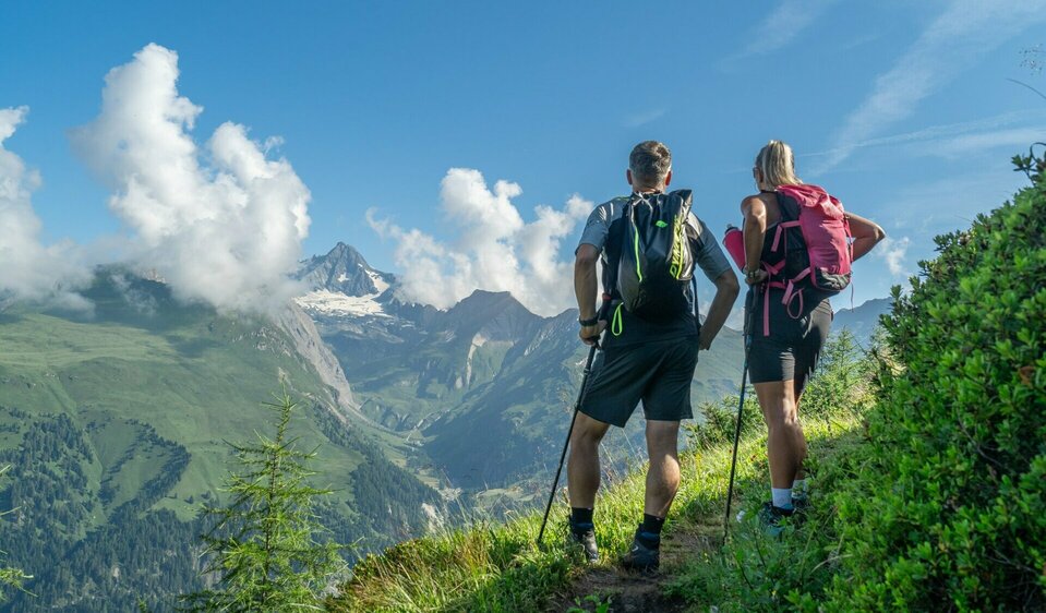 Glocknerblick vom Lesach Riegel Weitwandern in Osttirol auf Etappe 5 der Glocknerkrone mit Blick auf den Großglockner vom Lesach Riegel.