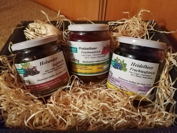 Fruchtaufstriche Andrea Trager Fruchtaufstriche in einer Box mit Stroh.