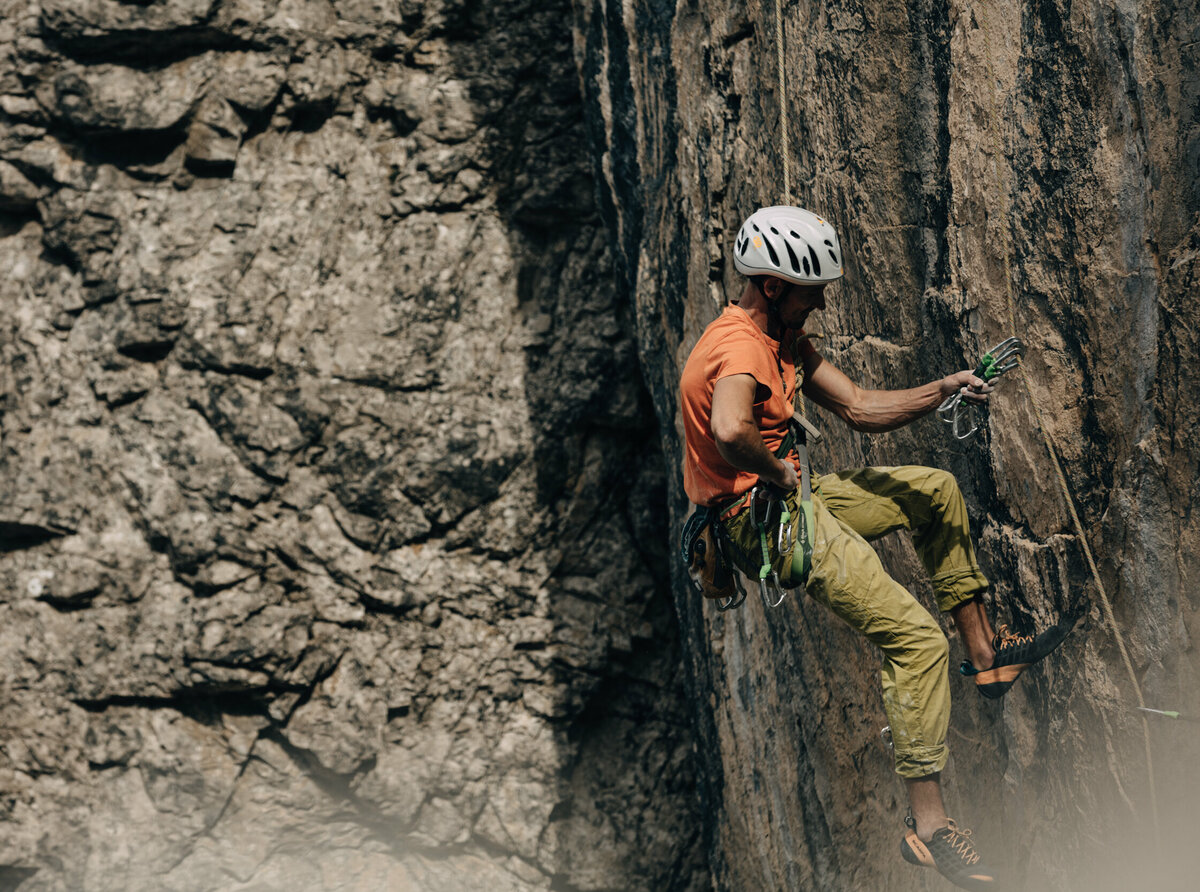 Klettern im Laserzgebiet Ein Kletterer mit Kletterausrüstung hängt im Seil auf der Kletterwand im Laserzgebiet.