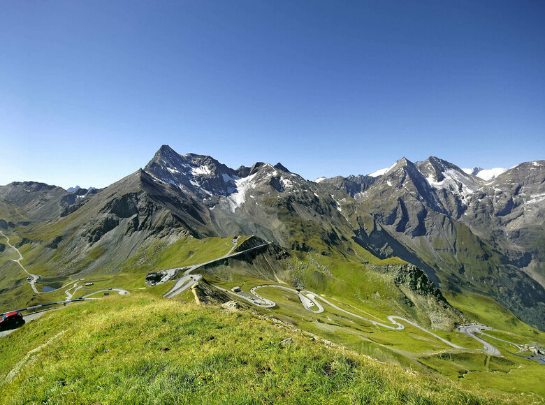 Großglockner Edelweissspitze Im Vordergrund schlängelt sich die Großglockner Hochalpenstraße hinauf zum Hochtor. Im Hintergrund sieht man die Edelweissspitze
