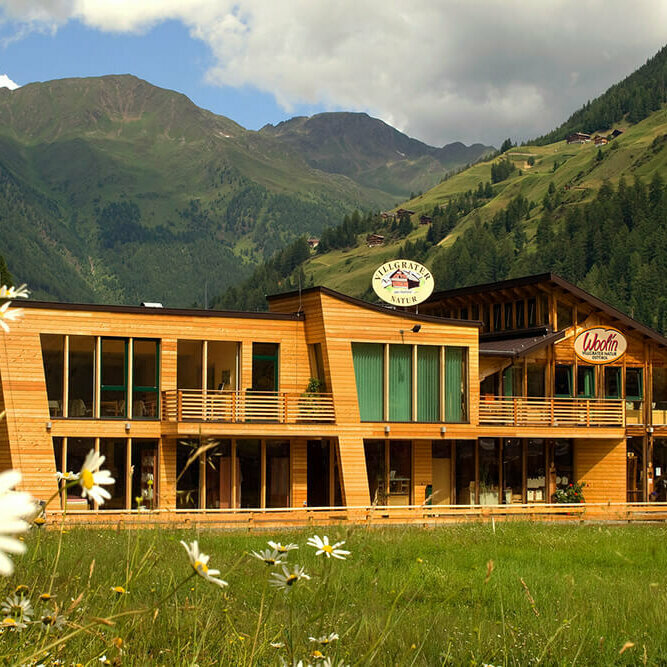 Villgrater Natur Sommerliche Außenansicht des Gebäudes der "Villgrater Natur" in Innervilgraten