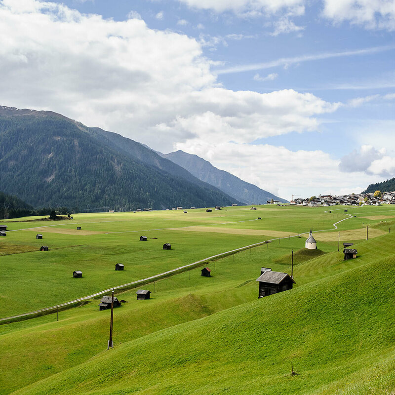 Obertilliach Auf einem großen Schwemmkegel schmiegt sich das Dorf Obertilliach an den Bergfuß der Gailtaler Alpen.
