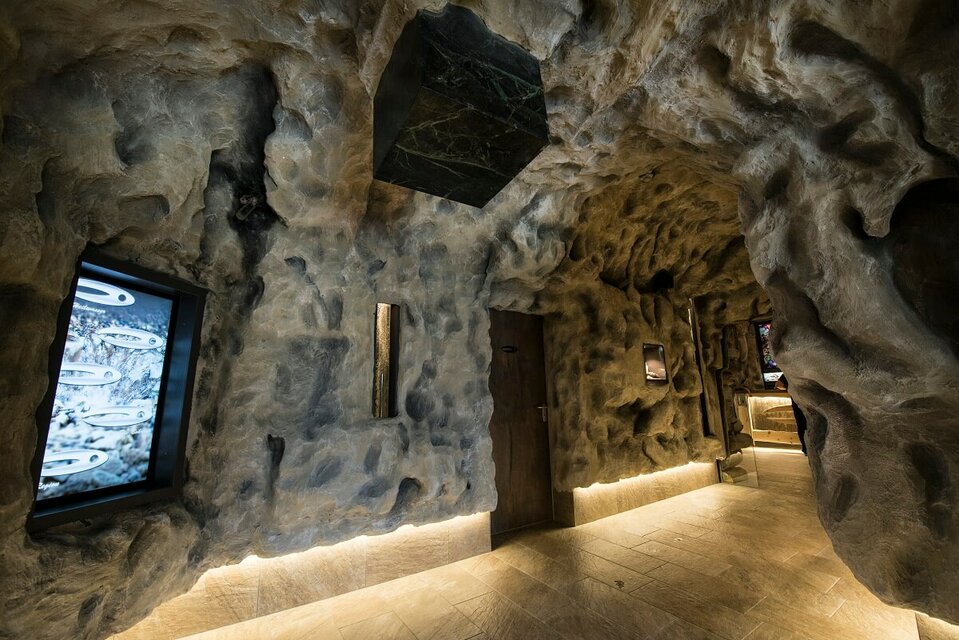 Heil- und Thermalwasser Sirona-Höhle am Defregger Heilwasser-Gebäude in natürlicher Umgebung.