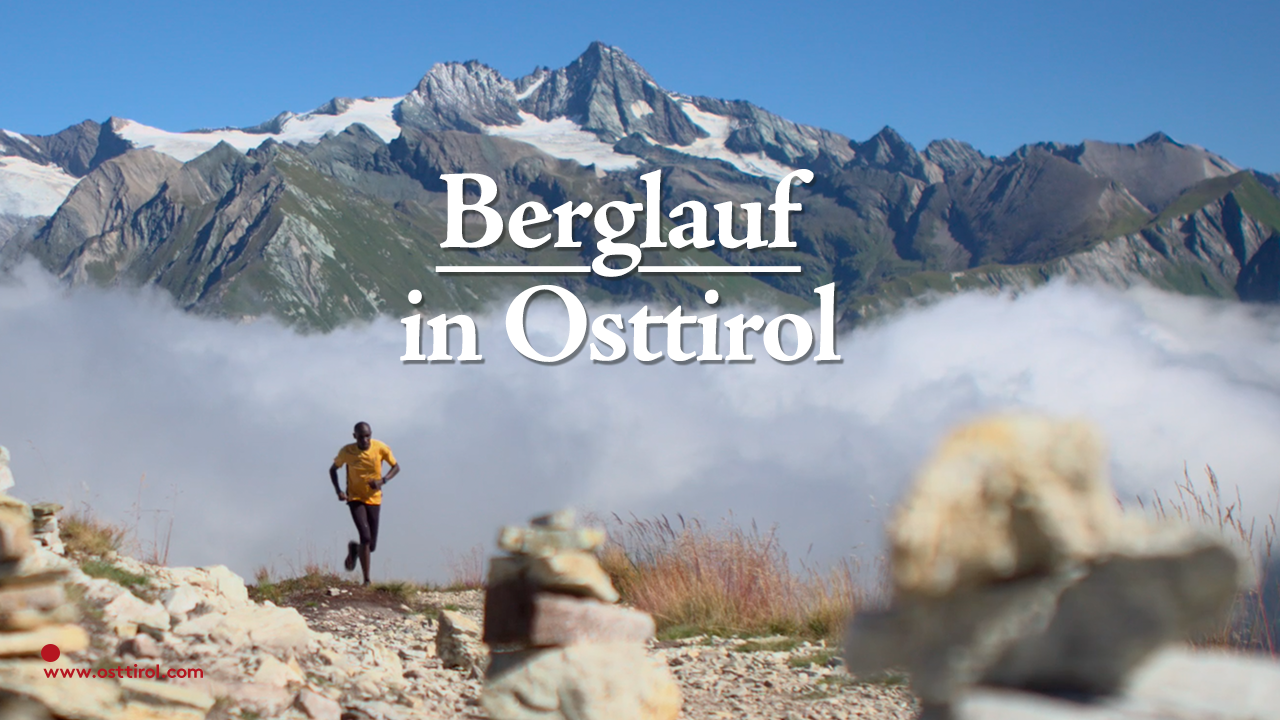 Das YouTube-Coverfoto zum Berglauf-Video zeigt die Bergwelt von Kals am Großglockner und einen Läufer im Vordergrund.
