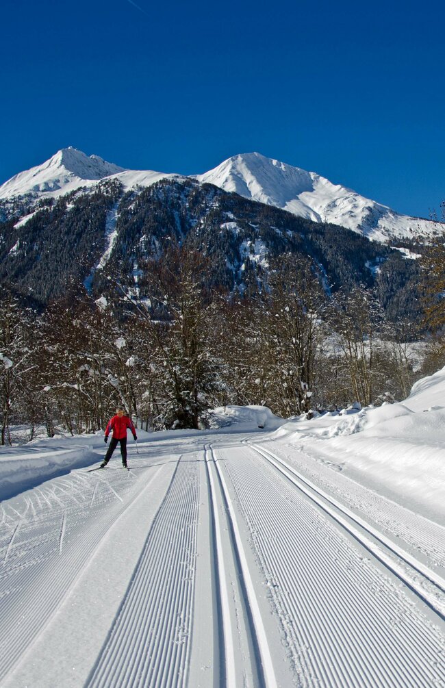 Langlaufen in Virgen Ein Mann am Langlaufen auf der perfekt präparierten Loipe in Virgen bei Traumwetter.