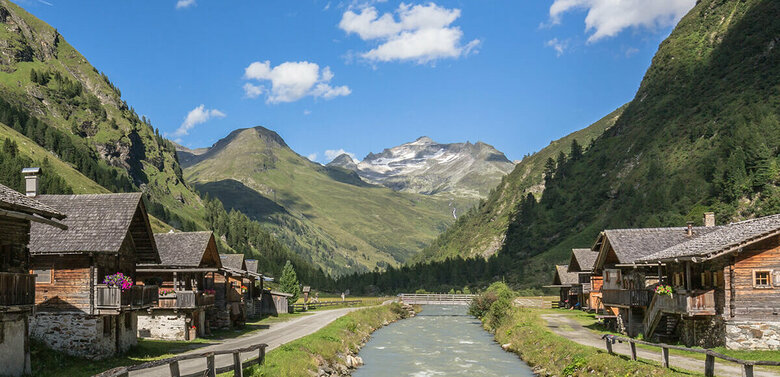 Gschlösstal Klarer Tauernbach im Gschlösstal an einem Sommertag, mit traditionellen Almhütten entlang beider Ufer.