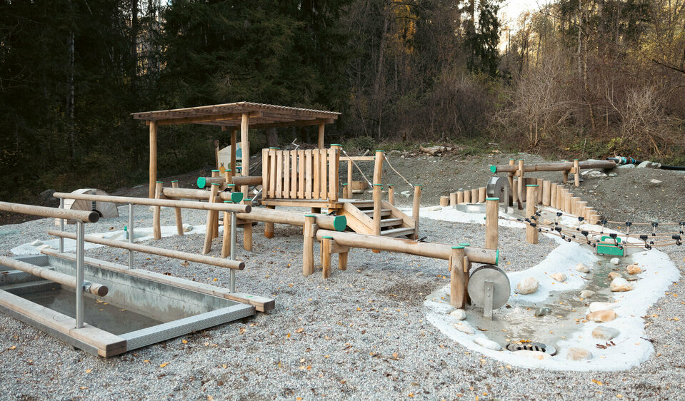 Der Wasserspielplatz mit Kneippbecken, Wasserläufen, Rinnen und Schleusen am Weg der Sinne ist ein Highlight für Kinder und Erwachsene.